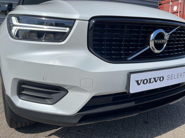 Volvo XC40 T2 R-Design Automaat / Crystal White / 19" 5 Spaaks / Park Assist Line / Adaptieve Cruise control /