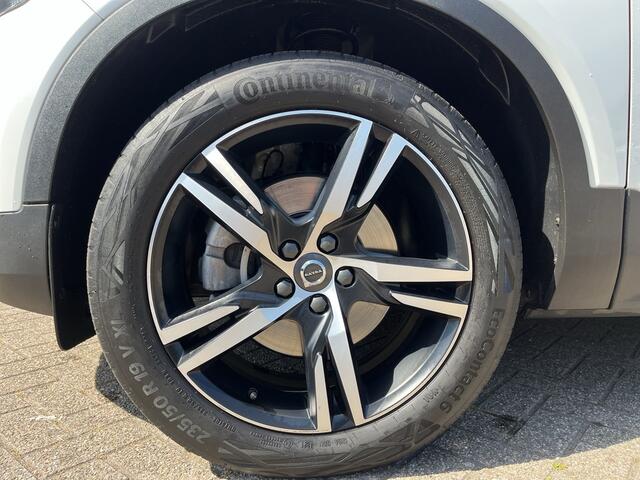 Volvo XC40 T2 R-Design Automaat / Crystal White / 19" 5 Spaaks / Park Assist Line / Adaptieve Cruise control /