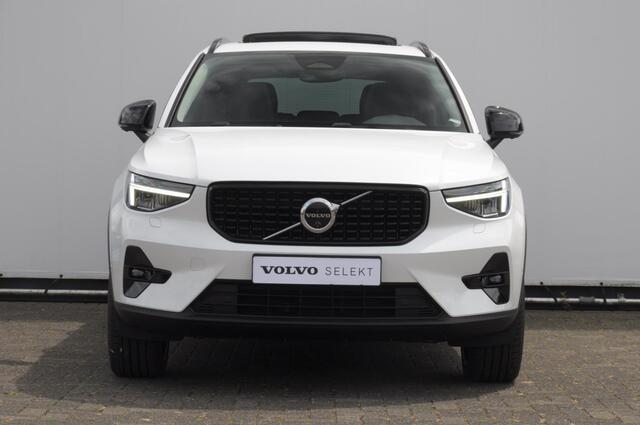 Volvo XC40 211PK Automaat B4 Ultra Dark / Adaptive cruise control / Trekhaak / Elektrische stoelen / Harman Kardon audio / Pilot assist / BLIS / Stoel en stuur verwarming / Elektrische achterklep / Parkeersensoren met 360 camera / Google infotainment