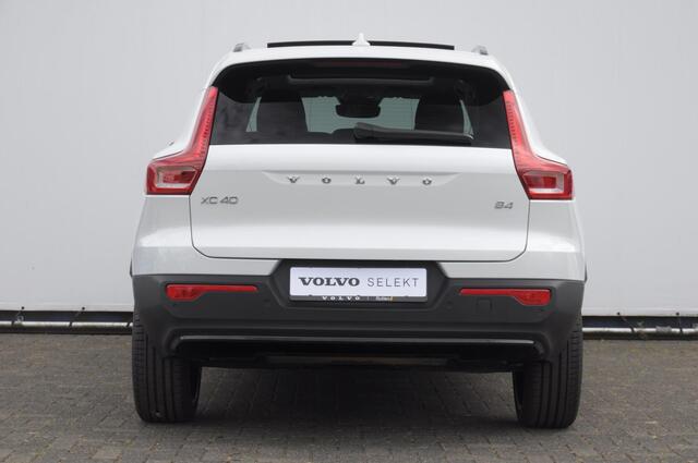 Volvo XC40 211PK Automaat B4 Ultra Dark / Adaptive cruise control / Trekhaak / Elektrische stoelen / Harman Kardon audio / Pilot assist / BLIS / Stoel en stuur verwarming / Elektrische achterklep / Parkeersensoren met 360 camera / Google infotainment