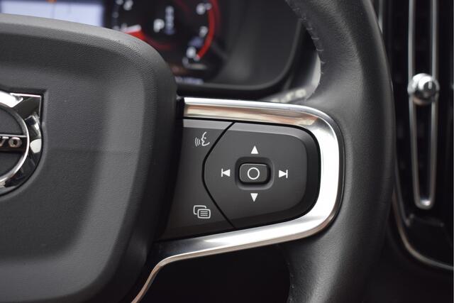 Volvo XC40 2.0 T4 Momentum Trekhaak, Pilot assist, 360", PDC, Park assist, NAP