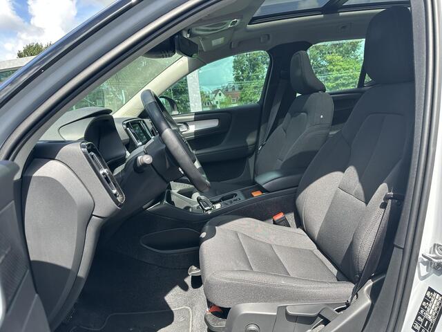 Volvo XC40 1.5 T4 Recharge R-Design Expression / Pano. dak / Stuur + stoelen verwarmd / Camera achter / Harman Kardon / Carplay / Pilot assist /
