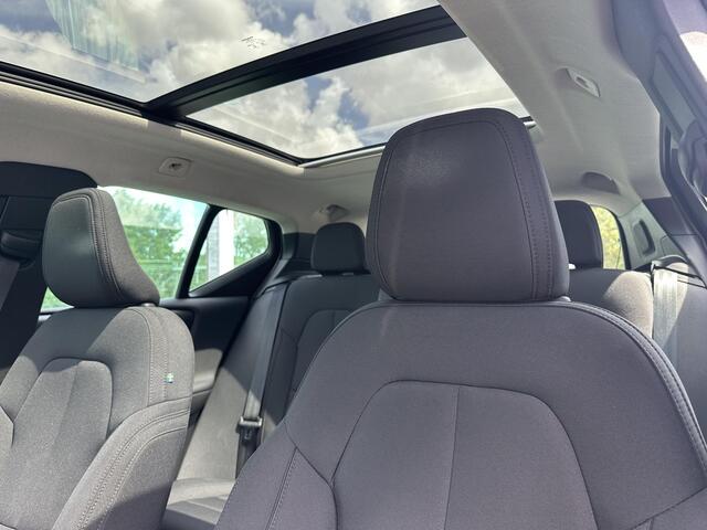 Volvo XC40 1.5 T4 Recharge R-Design Expression / Pano. dak / Stuur + stoelen verwarmd / Camera achter / Harman Kardon / Carplay / Pilot assist /