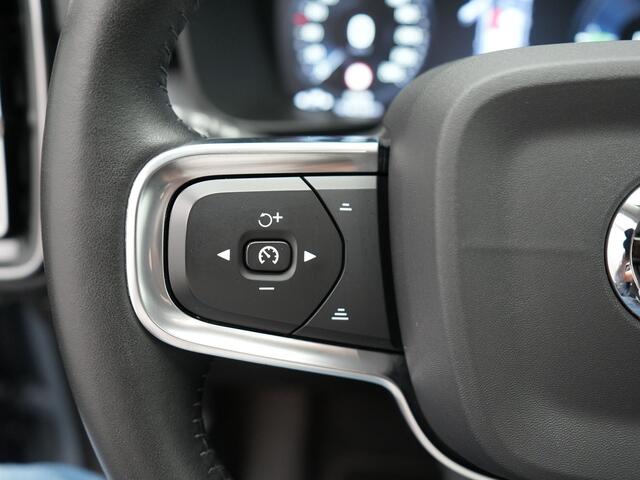 Volvo XC40 T5 Twin Engine Inscription Plug In Hybrid 261pk Thunder Grey Dealer O.H. PHEV | Panodak | Lederen Bekleding | Harman Kardon | Pilot Assist | Apple Carplay | Adaptive Cruise | Navigatie | Camera | DAB | Virtual |