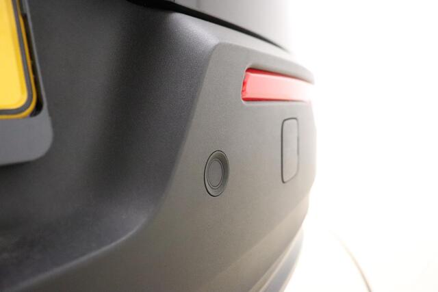 Volvo XC40 Recharge Core 70 kWh | Navigatie | Camera | Climate Control | 19'' LM Velgen | Full LED | Draadloze telefoonlader | 1e Eigenaar