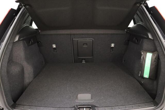 Volvo XC40 Recharge Core 70 kWh | Navigatie | Camera | Climate Control | 19'' LM Velgen | Full LED | Draadloze telefoonlader | 1e Eigenaar