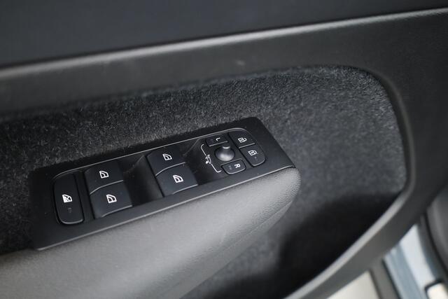 Volvo XC40 1.5 T5 Recharge R-Design | Pano | Elek. trekhaak | Adapt. Cruise | Stoel- Stuurverw. | Camera