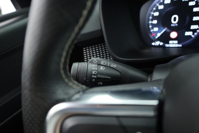 Volvo XC40 1.5 T5 Recharge R-Design | Pano | Elek. trekhaak | Adapt. Cruise | Stoel- Stuurverw. | Camera