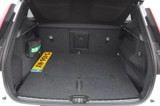 Volvo XC40 T4 190PK Automaat Inscription / Adaptieve cruise control / Parkeersensoren met camera / BLIS / Stoelverwarming / Elektrische stoelen / Keyless entry / Elektrische achterklep