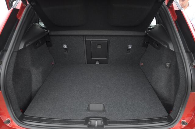 Volvo XC40 T5 262PK Automaat Recharge R-Design / BLIS / Elektrische achterklep / Keyless entry / Apple carplay / Parkeersensoren met 360 camera / 19"velgen / Bluetooth / Leder met alcantara bekleding / Cruise control