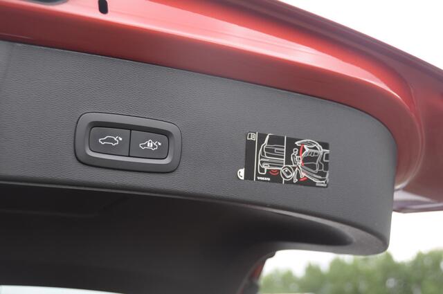 Volvo XC40 T5 262PK Automaat Recharge R-Design / BLIS / Elektrische achterklep / Keyless entry / Apple carplay / Parkeersensoren met 360 camera / 19"velgen / Bluetooth / Leder met alcantara bekleding / Cruise control