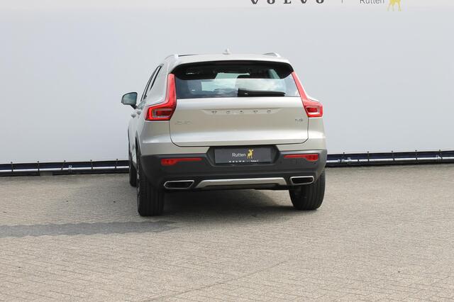 Volvo XC40 T4 190PK Automaat Inscription Panoramisch schuif-kanteldak / Stoelverwarming / Cruise control / Lederen bekleding / Parkersensoren voor en achter met parkeercamera