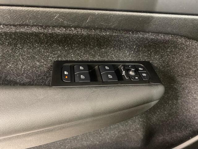 Volvo XC40 1.5 T4 Recharge R-Design | Adaptieve Cruise Control | Navigatie | Achteruitrijcamera | Parkeersensoren voor en achter | Verwarmde voorstoelen | Climate Control | Apple Carpl./Android Auto