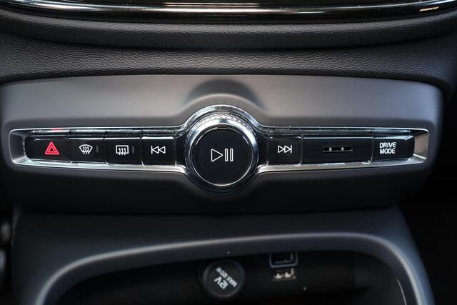 Volvo XC40 T4 Recharge Inscription Expression - IntelliSafe Assist - Adaptieve LED koplampen - Parkeercamera achter - Parkeersensoren voor & achter - High Performance audio - Extra getint glas - 18' LMV