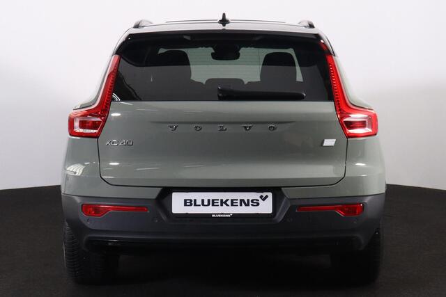 Volvo XC40 Recharge Pro - Panoramadak - Intellisafe Assist & Surround - 360º Camera - Elektrisch verstelbare voorstoelen - Harman Kardon Audio - Trekhaak wegklapbaar - Verwarmbare stoelen voor en achter - Verwarmbaar stuurwiel - Warmtepomp