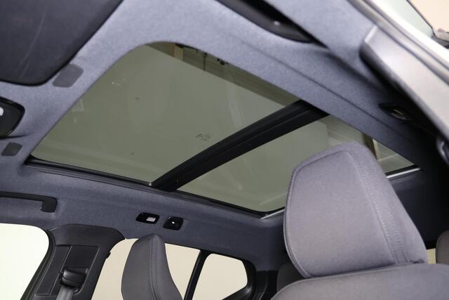 Volvo XC40 Recharge Pro - Panoramadak - Intellisafe Assist & Surround - 360º Camera - Elektrisch verstelbare voorstoelen - Harman Kardon Audio - Trekhaak wegklapbaar - Verwarmbare stoelen voor en achter - Verwarmbaar stuurwiel - Warmtepomp