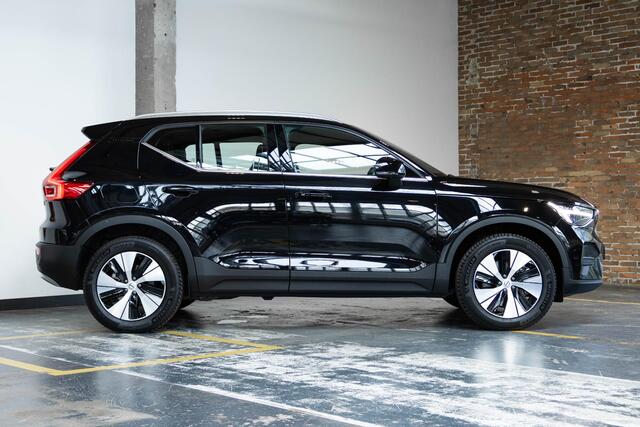 Volvo XC40 T4 Recharge Inscription | 360° Parkeercamera | Semi Electrische Wegklapbare trekhaak | 4-Seizoenenbanden | Draadloze telefoonlader | Panoramadak | Harman Kardon Premium Audio | Stoel en Stuurwielverwarming | Parkeersensoren voor + achter | Parkeerverwarmi