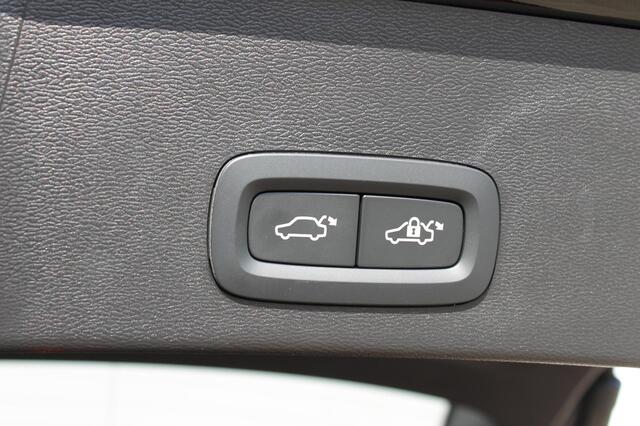 Volvo XC40 B4 211PK Automaat Ultimate Dark Panoramisch schuif-kanteldak / 360graden camera / Adaptieve cruise control / Google infotainment