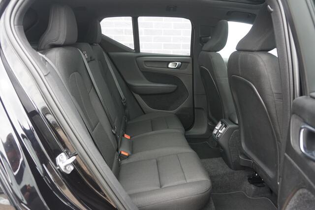 Volvo XC40 1.5 T3 Momentum Pro | Panorama-schuifdak | Camera | Harman Kardon | LED Koplampen | Zwarte Hemel |