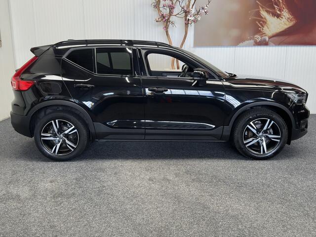 Volvo XC40 1.5 T3 R-DESIGN AUTOMAAT 360 CAMERA LEDER ALCANTARA NAVIGATIE CRUISE CONTROL STOEL EN STUUR VERWARMING KEYLESS GO APPLE CARPLAY/ANDROID RIJSTROOKSENSOREN ZEER MOOI !! 3010