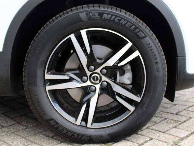 Volvo XC40 2.0 B4 Plus Dark Automaat / Trekhaak / Verwarm voorruit / Elektr.verst.voorstoelen / Google Maps