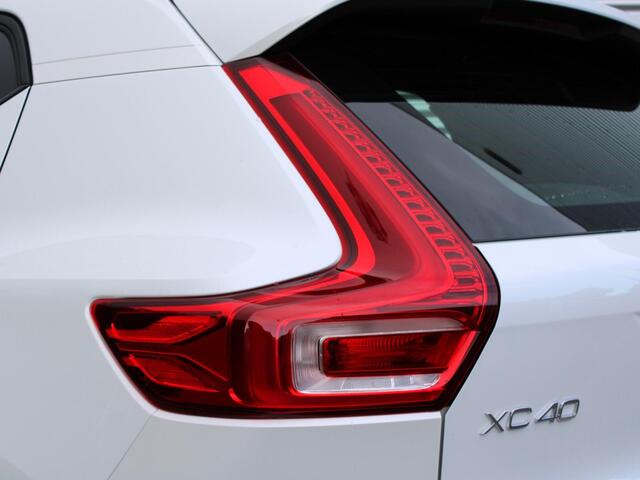 Volvo XC40 2.0 B4 Plus Dark Automaat / Trekhaak / Verwarm voorruit / Elektr.verst.voorstoelen / Google Maps