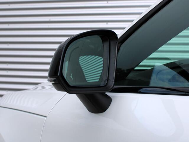 Volvo XC40 2.0 B4 Plus Dark Automaat / Trekhaak / Verwarm voorruit / Elektr.verst.voorstoelen / Google Maps