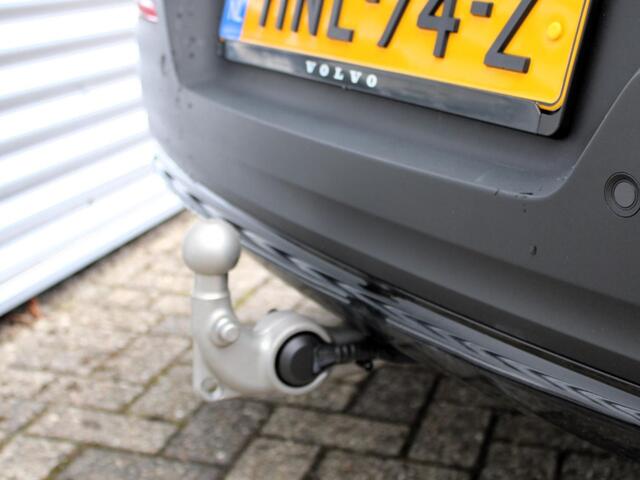 Volvo XC40 2.0 B4 Plus Dark Automaat / Trekhaak / Verwarm voorruit / Elektr.verst.voorstoelen / Google Maps