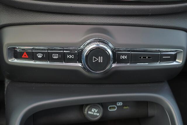 Volvo XC40 B4 Plus Dark - IntelliSafe Assist & Surround - Harman/Kardon audio - Parkeercamera achter - Verwarmde voorstoelen & stuur - Parkeersensoren voor & achter - Elektr. bedienb. voorstoelen met geheugen links - Draadloze tel. lader - Elektr. inklapbare trekhaa