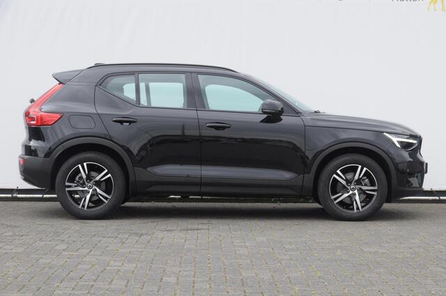Volvo XC40 B4 211PK Automaat Plus Dark / Adaptieve cruise control / Keyless entry / Elektrische stoelen / Trekhaak / Elektrische achterklep / Stoel en stuurwielverwarming / Harman kardon audio / BLIS /