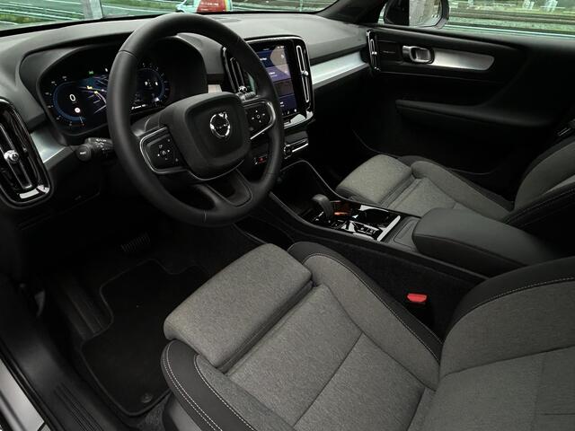 Volvo XC40 2.0 B4 Plus Dark Automaat, Premium sound Harman-Kardon, Blis, Adaptive cruise Control, Verwarmde stoelen + Stuur, Parkeer camera, Trekhaak semi Elektrisch.