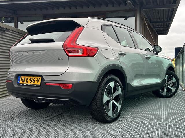 Volvo XC40 2.0 B4 Plus Dark Automaat, Premium sound Harman-Kardon, Blis, Adaptive cruise Control, Verwarmde stoelen + Stuur, Parkeer camera, Trekhaak semi Elektrisch.