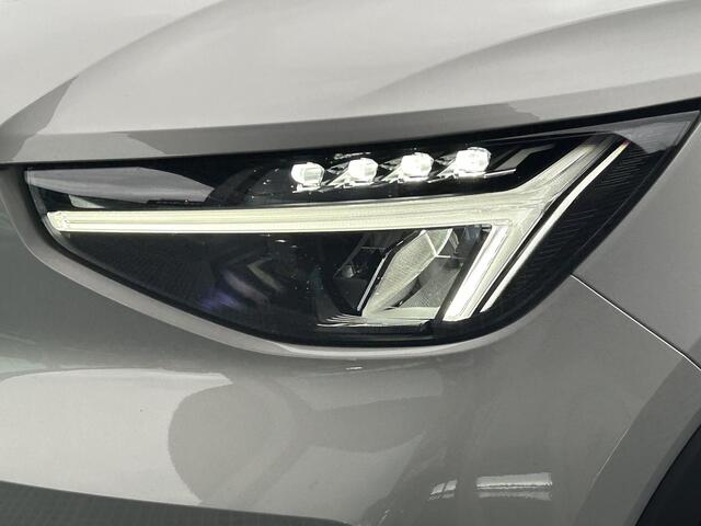 Volvo XC40 2.0 B4 Plus Dark Automaat, Premium sound Harman-Kardon, Blis, Adaptive cruise Control, Verwarmde stoelen + Stuur, Parkeer camera, Trekhaak semi Elektrisch.