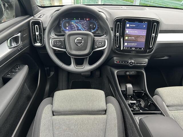 Volvo XC40 2.0 B4 Plus Dark Automaat, Premium sound Harman-Kardon, Blis, Adaptive cruise Control, Verwarmde stoelen + Stuur, Parkeer camera, Trekhaak semi Elektrisch.