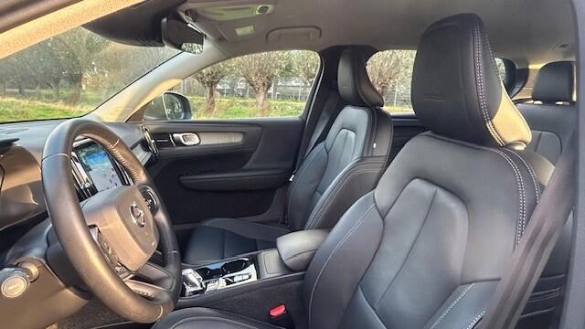 Volvo XC40 2.0 T4 AWD INSCRIPTION 23.000KM!!! 1E EIGENAAR!!! NAVIGATIE, APPLE CARPLAY, HARMAN/KARDON, LEER, STOELVERWARMING, VOORRUITVERWARMING, SFEERVERLICHTING, ELEC. ACHTERKLEP, PARKEERHULP V/A, ACHTERUITRIJCAMERA, LED-LICHT, 18"L/M-VELGEN, ENZ. ENZ. FULL OPTIONS