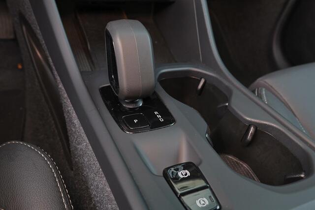 Volvo XC40 B3 Core - IntelliSafe Assist & Surround - 360º Camera - Verwarmde voorstoelen & stuur - Parkeersensoren voor & achter - Elektr. bedienb. voorstoelen met geheugen links - Draadloze tel. lader - Extra getint glas - 19' LMV