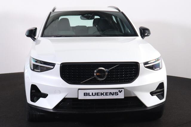 Volvo XC40 B4 Plus Dark - IntelliSafe Assist & Surround - Harman/Kardon audio - Parkeercamera achter - Verwarmde voorstoelen & stuur - Parkeersensoren voor & achter - Elektr. bedienb. voorstoelen met geheugen links - Draadloze tel. lader - Elektr. inklapbare trekhaa