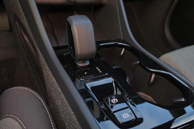 Volvo XC40 B4 Plus Dark - IntelliSafe Assist & Surround - Harman/Kardon audio - Parkeercamera achter - Verwarmde voorstoelen & stuur - Parkeersensoren voor & achter - Elektr. bedienb. voorstoelen met geheugen links - Draadloze tel. lader - Elektr. inklapbare trekhaa