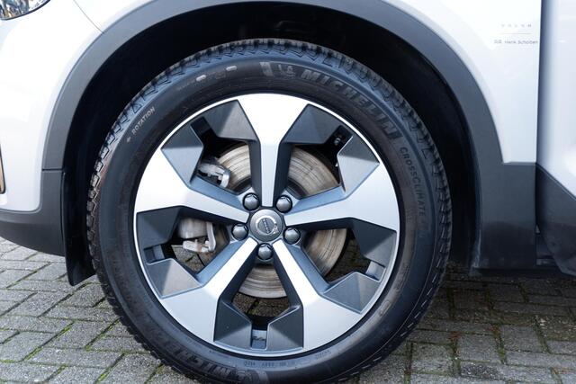 Volvo XC40 2.0 B4 Plus Dark | Verwarmbare voorstoelen | Verwarmbaar stuurwiel | Verwarmbare voorruit | Premium audio by Harman Kardon | Trekhaak | 19 inch Lichtmetalen velgen