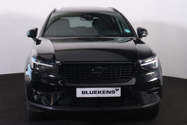 Volvo XC40 B3 Ultra Black Edition - Panorama/schuifdak - IntelliSafe Assist & Surround - 360º Camera - Harman/Kardon audio - LED Pixel koplampen - Verwarmde voorstoelen & stuur - Parkeersensoren voor & achter - Elektr. bedienb. voorstoelen met geheugen links - Draad
