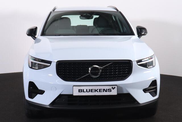 Volvo XC40 B4 Plus Dark - IntelliSafe Assist & Surround - Harman/Kardon audio - Parkeercamera achter - Verwarmde voorstoelen & stuur - Parkeersensoren voor & achter - Elektr. bedienb. voorstoelen met geheugen links - Draadloze tel. lader - Elektr. inklapbare trekhaa
