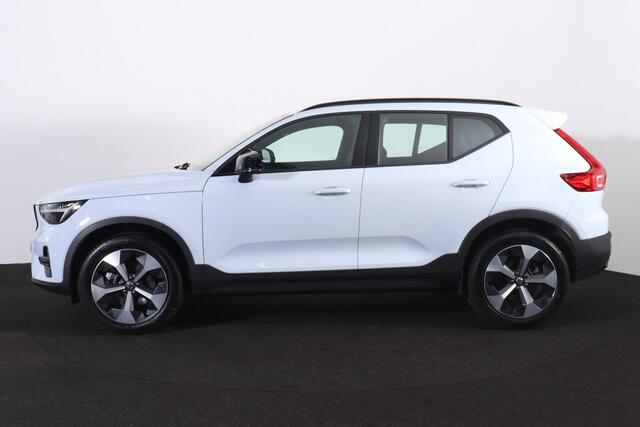 Volvo XC40 B4 Plus Dark - IntelliSafe Assist & Surround - Harman/Kardon audio - Parkeercamera achter - Verwarmde voorstoelen & stuur - Parkeersensoren voor & achter - Elektr. bedienb. voorstoelen met geheugen links - Draadloze tel. lader - Elektr. inklapbare trekhaa