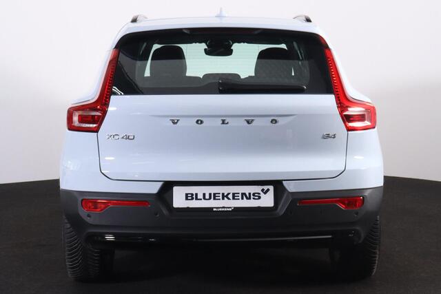Volvo XC40 B4 Plus Dark - IntelliSafe Assist & Surround - Harman/Kardon audio - Parkeercamera achter - Verwarmde voorstoelen & stuur - Parkeersensoren voor & achter - Elektr. bedienb. voorstoelen met geheugen links - Draadloze tel. lader - Elektr. inklapbare trekhaa