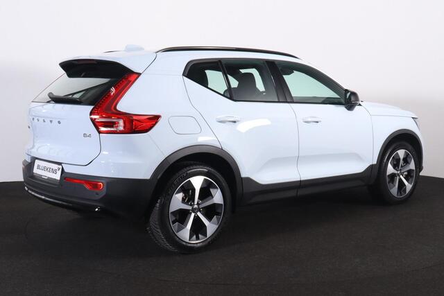 Volvo XC40 B4 Plus Dark - IntelliSafe Assist & Surround - Harman/Kardon audio - Parkeercamera achter - Verwarmde voorstoelen & stuur - Parkeersensoren voor & achter - Elektr. bedienb. voorstoelen met geheugen links - Draadloze tel. lader - Elektr. inklapbare trekhaa