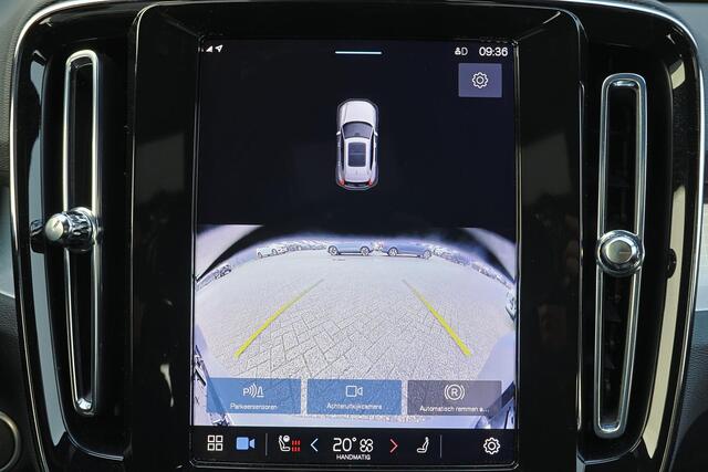 Volvo XC40 B4 Plus Dark - IntelliSafe Assist & Surround - Harman/Kardon audio - Parkeercamera achter - Verwarmde voorstoelen & stuur - Parkeersensoren voor & achter - Elektr. bedienb. voorstoelen met geheugen links - Draadloze tel. lader - Elektr. inklapbare trekhaa