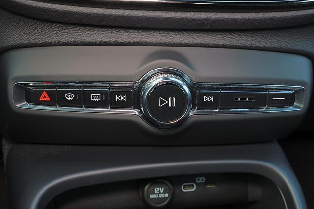 Volvo XC40 B4 Plus Dark - IntelliSafe Assist & Surround - Harman/Kardon audio - Parkeercamera achter - Verwarmde voorstoelen & stuur - Parkeersensoren voor & achter - Elektr. bedienb. voorstoelen met geheugen links - Draadloze tel. lader - Elektr. inklapbare trekhaa