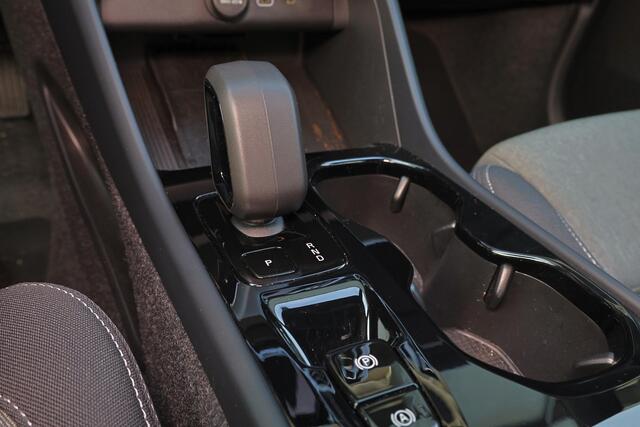 Volvo XC40 B4 Plus Dark - IntelliSafe Assist & Surround - Harman/Kardon audio - Parkeercamera achter - Verwarmde voorstoelen & stuur - Parkeersensoren voor & achter - Elektr. bedienb. voorstoelen met geheugen links - Draadloze tel. lader - Elektr. inklapbare trekhaa