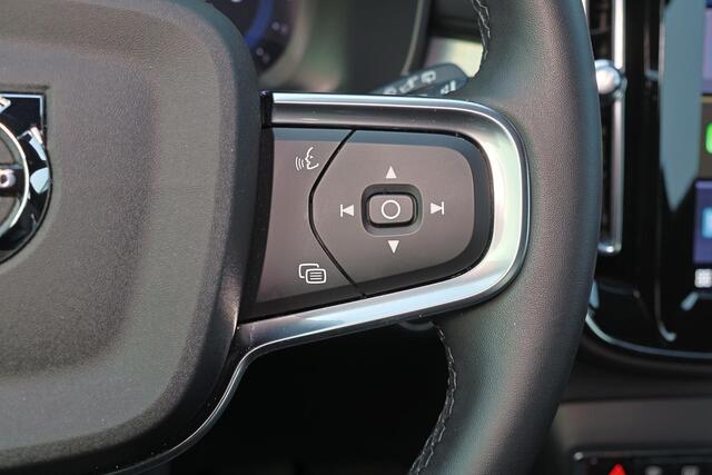 Volvo XC40 B4 Plus Dark - IntelliSafe Assist & Surround - Harman/Kardon audio - Parkeercamera achter - Verwarmde voorstoelen & stuur - Parkeersensoren voor & achter - Elektr. bedienb. voorstoelen met geheugen links - Draadloze tel. lader - Elektr. inklapbare trekhaa