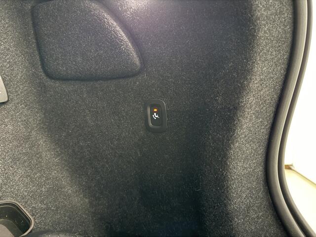 Volvo XC40 T4 211pk Recharge R-Design / Elektrisch verstelbare stoelen / Trekhaak / Nubuck / Harman en Kardon audio