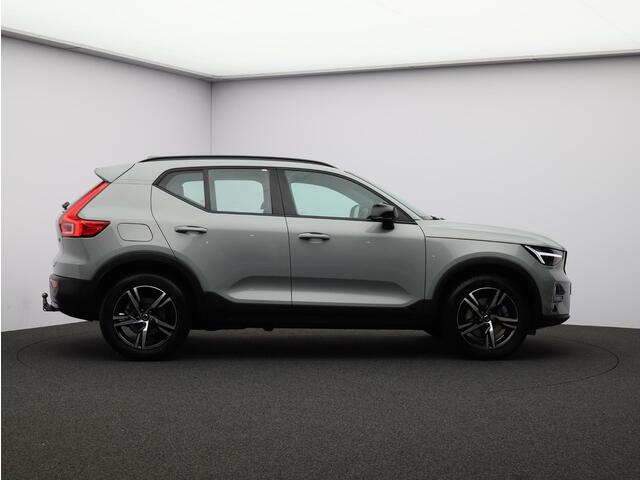 Volvo XC40 2.0 B4 Plus Dark / Trekhaak / Stoel+stuur+voorruitverwarming / Elektr. bed. stoelen / Harman Kardon